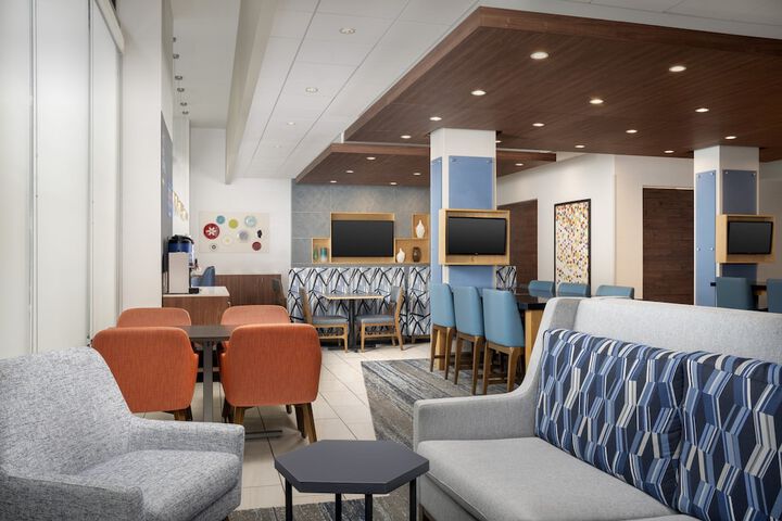 Holiday Inn Express & Suites Pittsburgh North Shore by IHG