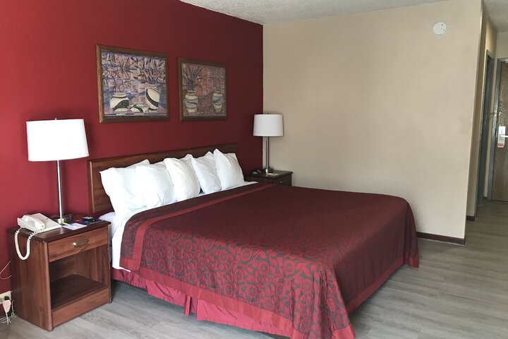 Days Inn by Wyndham Hillsboro