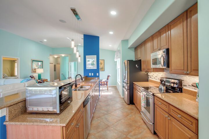 3 Mi to Dtwn Fort Myers: Condo w / Pool & Hot Tub