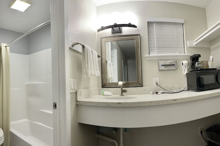 Americas Inn & Suite