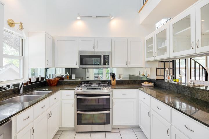 Hemlock by Avantstay Minutes From Folly Beach w / Multiple Patios