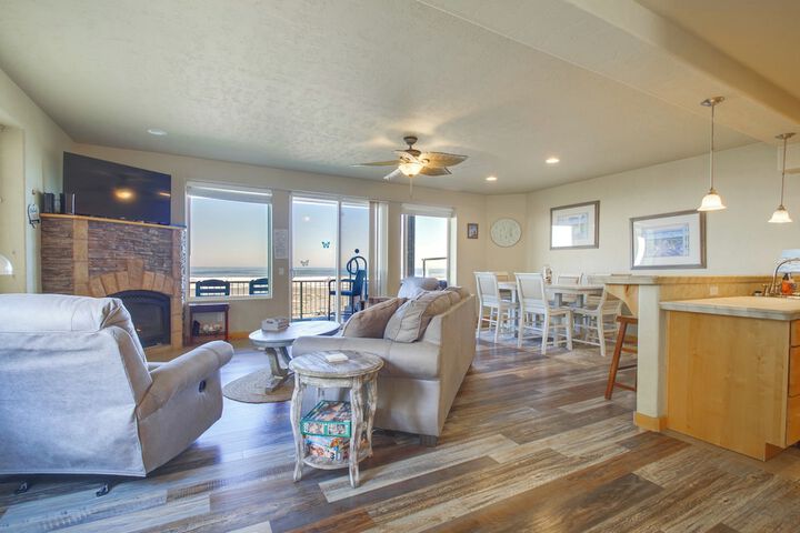 Quiet Waterfront Escape w / Hot Tub & Beach Access!