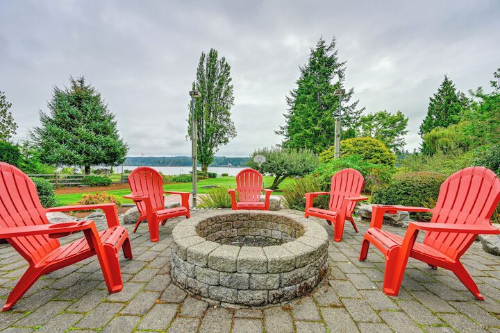 Waterfront Kingston Getaway: Beach Access On-site!