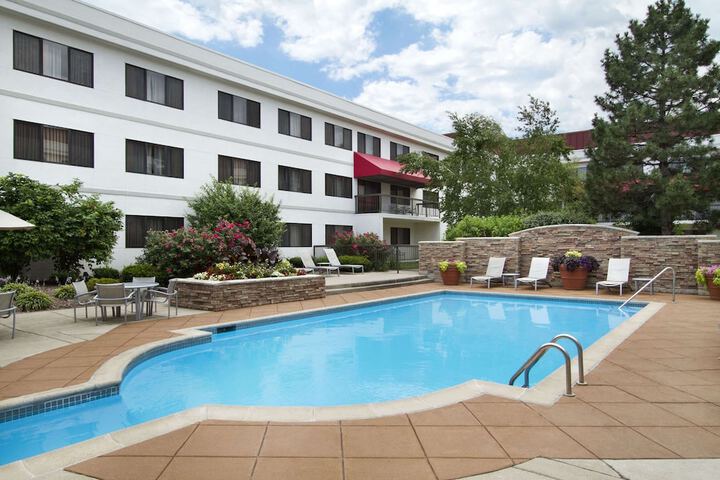 Embassy Suites by Hilton Detroit Metro Airport