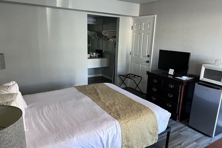 Room 27 of 34