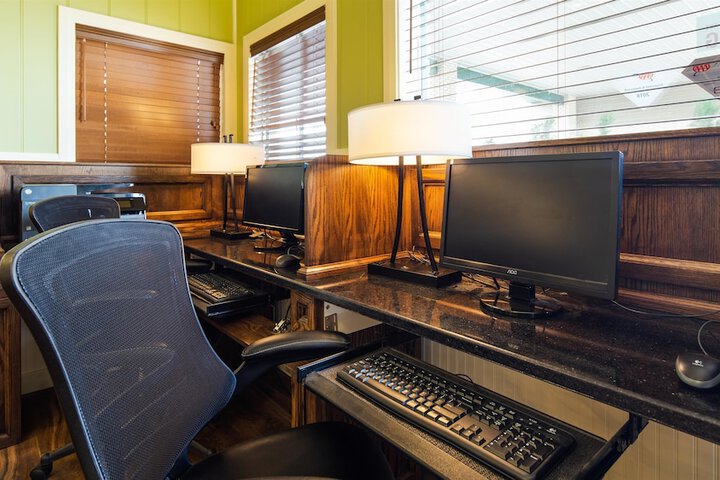 Business Center 17 of 19