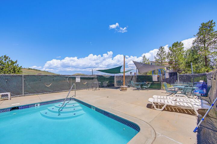Ski-in / out Granby Ranch Condo w/ Balcony!