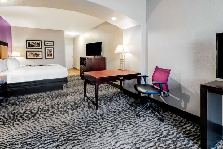 La Quinta Inn & Suites by Wyndham DFW Airport West - Bedford