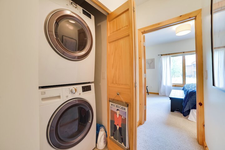 Modern Bellaire Condo: Pool Access Near Skiing!