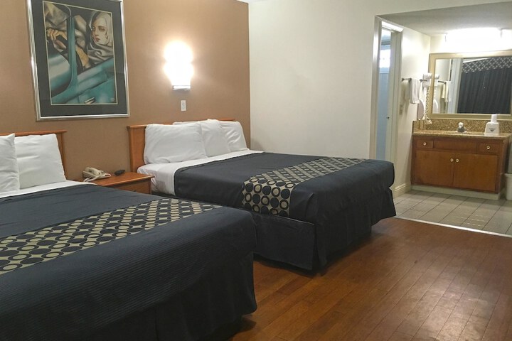 Room 7 of 12