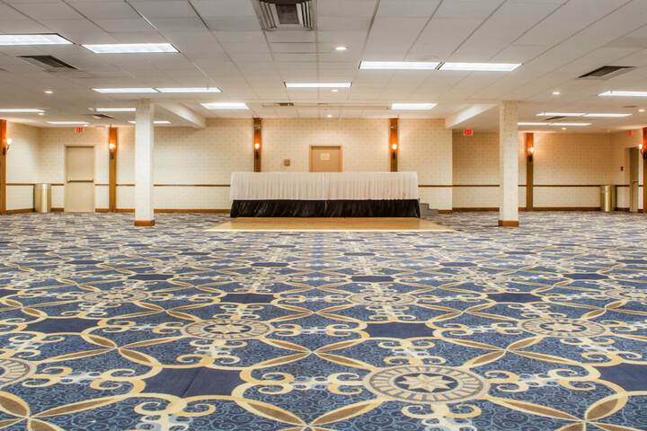 Ballroom/Hall 32 of 38