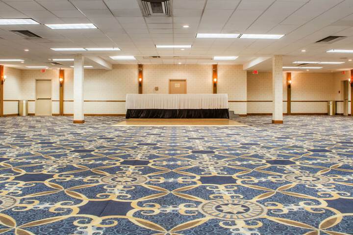 Ballroom/Hall 31 of 38