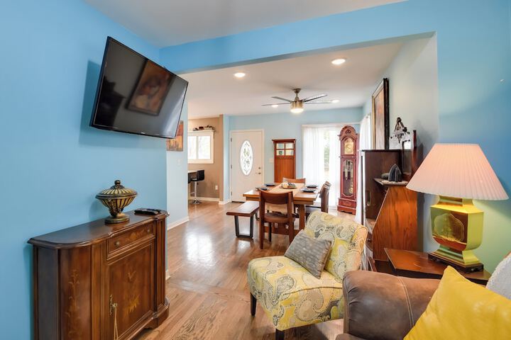 Eclectic Iowa City Cottage w / Fire Pit!