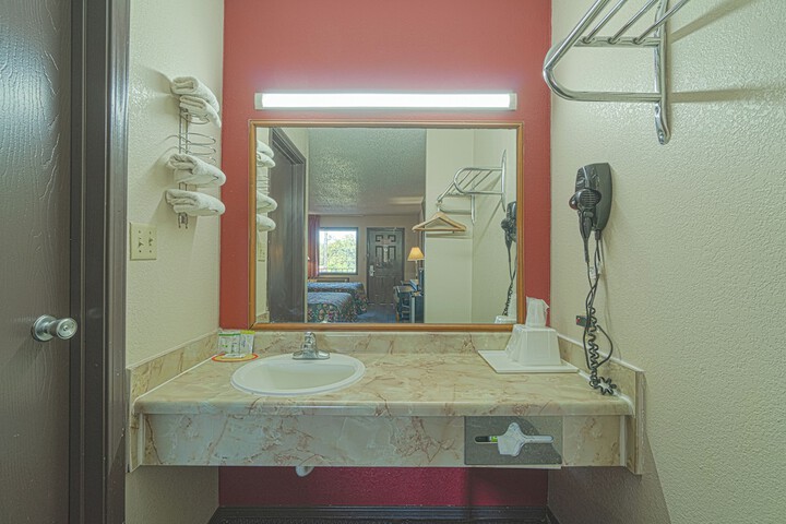 Regency Inn & Suites by OYO Bay City TX