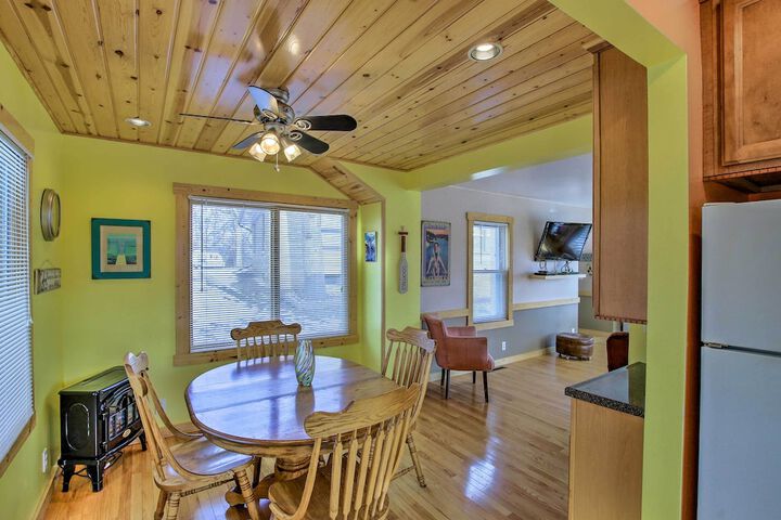 Charming Lake Ripley Cottage w / Water View!