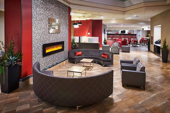 Lounge 34 of 36