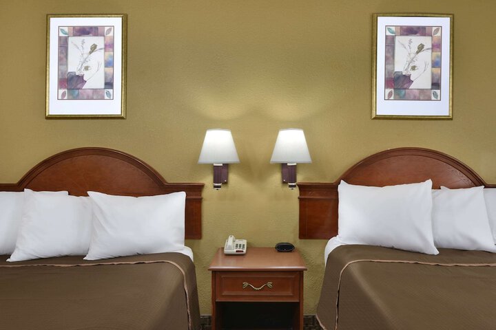 Howard Johnson Hotel & Suites by Wyndham Allentown / Dorney