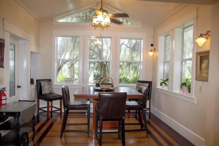 Oakland Manor House