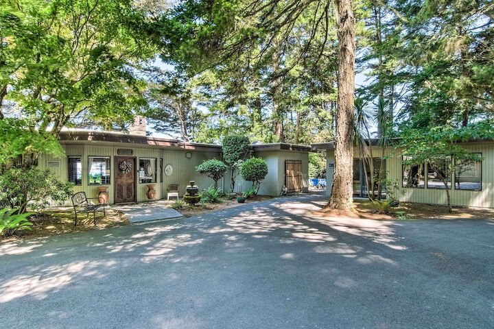 Enchanting Coos Bay Sanctuary w / Lush Views!