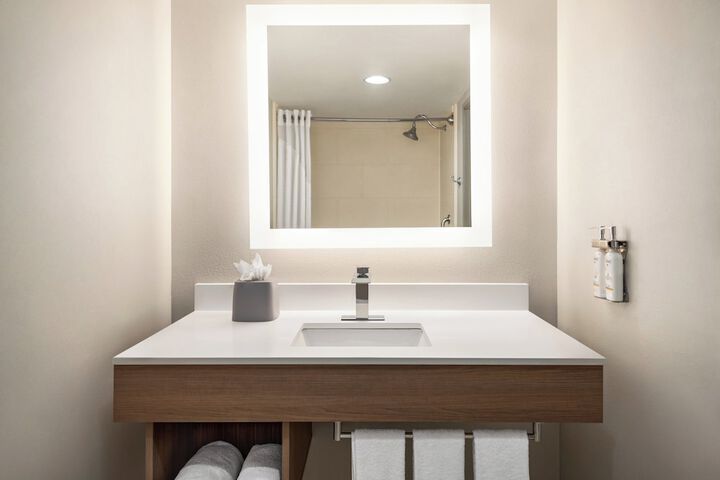 Holiday Inn Express Hotel & Suites Fredericksburg by IHG