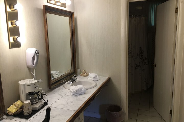 Room 32 of 81