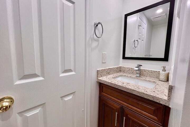 Cozy Home Near Transit & Hillcrest Mall with Free Parking
