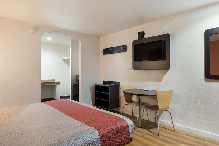 Room 18 of 27