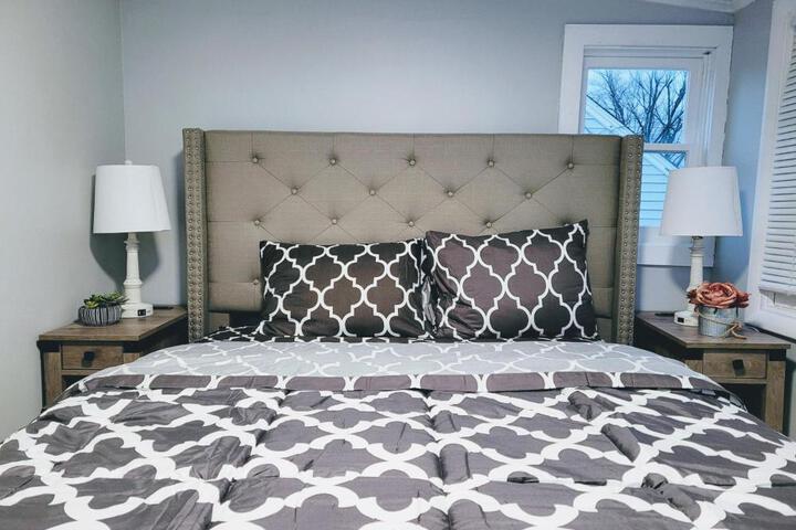 Nice house with private parking king bed fenced yard