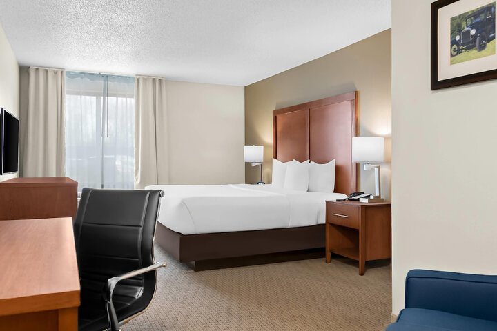 Comfort Inn & Suites Taylor - Detroit