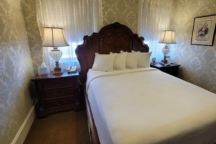 Room 33 of 104