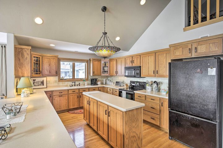 Pet-friendly Family Home Situated on Green Lake!
