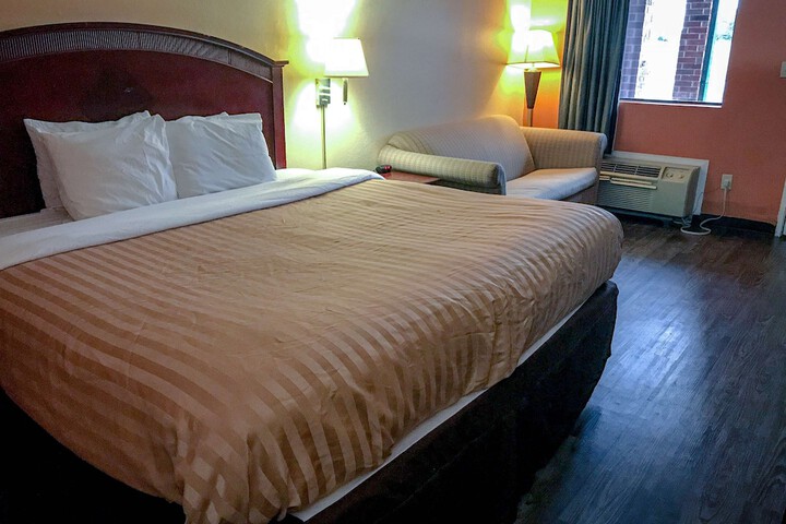 Room 7 of 9