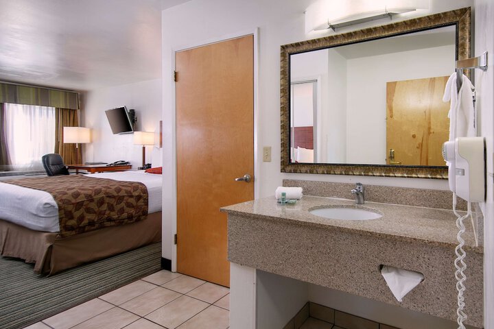 Room 13 of 16