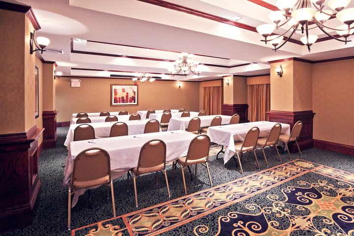Holiday Inn Express & Suites Shawnee by IHG