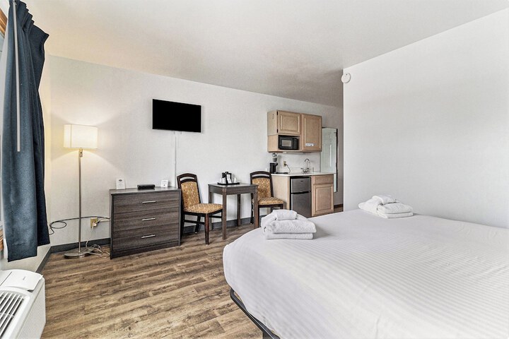 Snyders Shoreline Inn