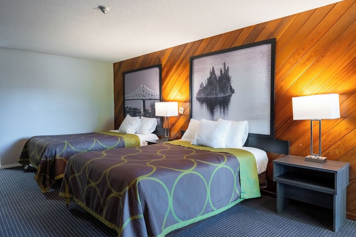 Super 8 by Wyndham Gananoque / Country Squire Resort