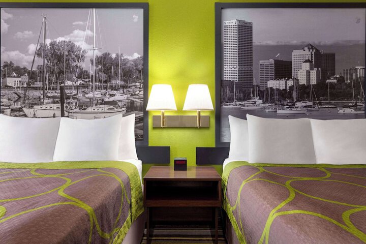 Super 8 by Wyndham Germantown / Milwaukee