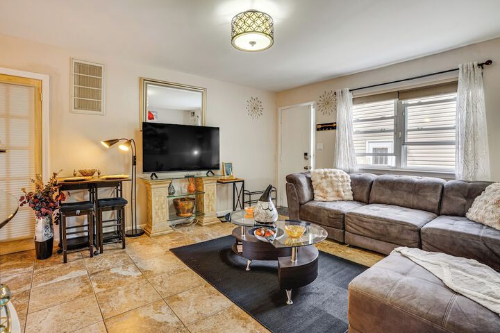8 Mi to Long Beach: Cozy Apt w / Fenced Yard!