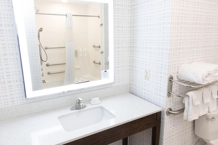 Hampton Inn & Suites Williamsport-Faxon Exit