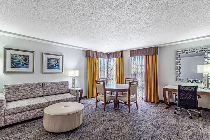 DoubleTree by Hilton Milwaukee Downtown
