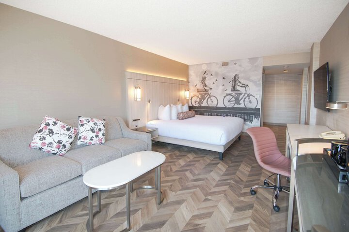 Room 32 of 79