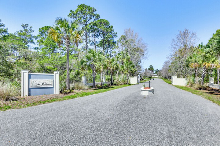 Lovely Carrabelle Home w / Lake Views & Pool Access