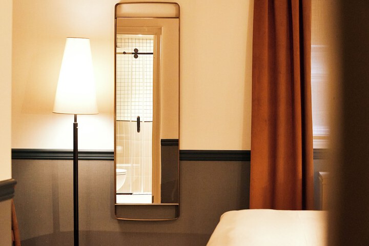 Room 3 of 16