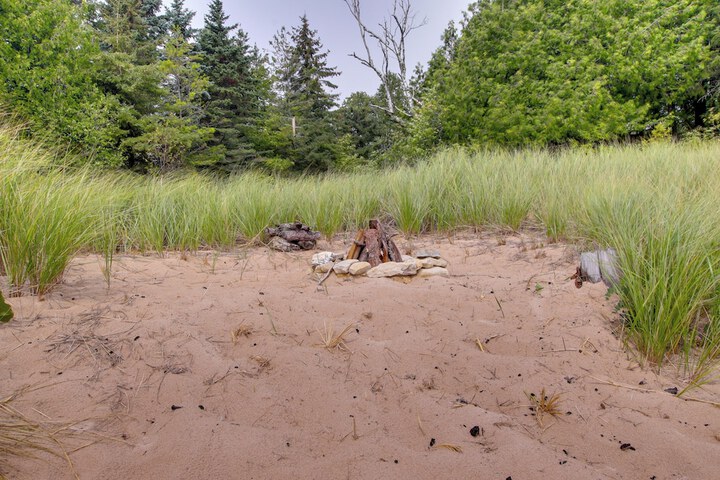 Serene Washington Island Getaway w / Private Beach!