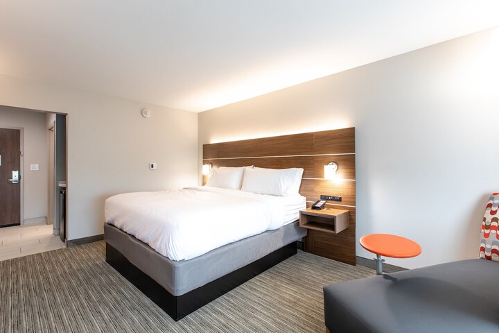 Room 28 of 61