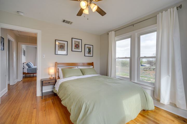Pet-friendly Texas Retreat w / Deck & Gas Grill!