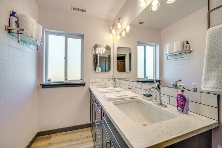 Charming Home Half-mi to Potholes State Park
