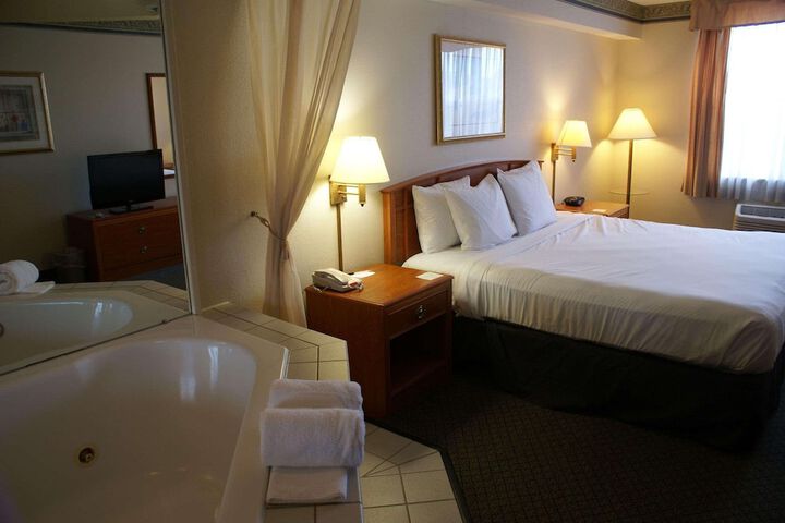 Country Inn & Suites by Radisson Lansing, MI