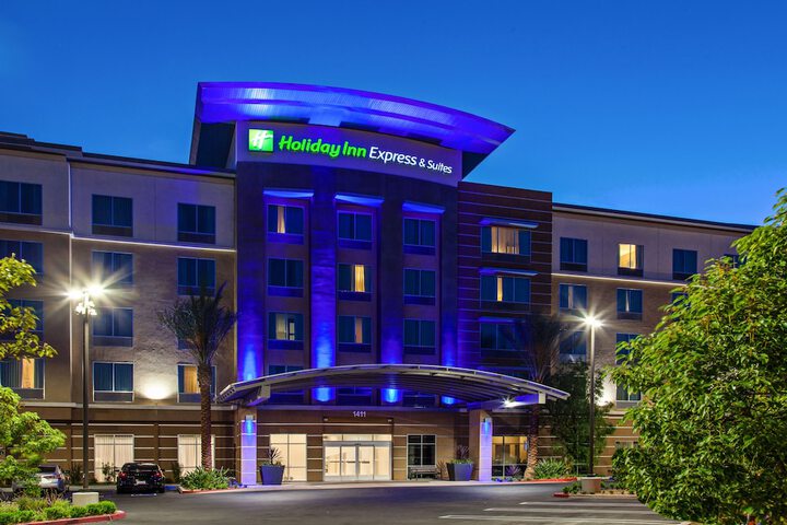 Holiday Inn Express & Suites Anaheim Resort Area by IHG