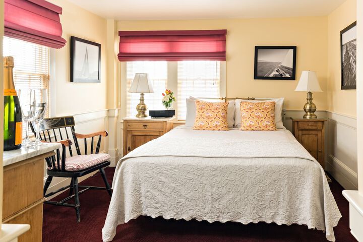 Brass Key Guesthouse - Adults Only